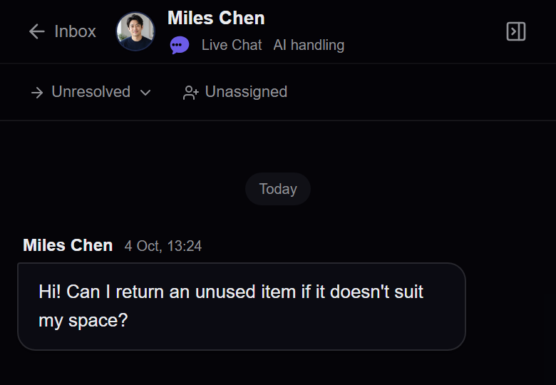 Miles’s return-policy question arriving in the AvenRelay Inbox from website chat.